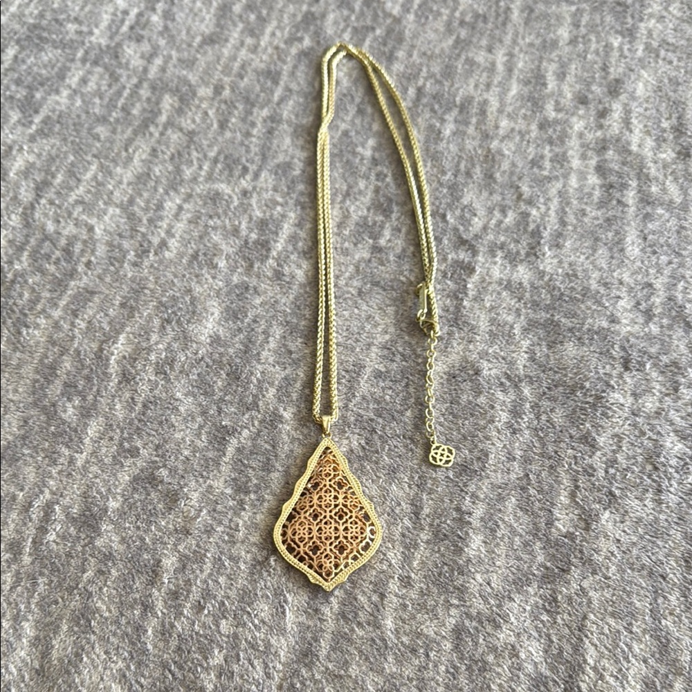 Kendra Scott Elegant Gold Pendant Necklace